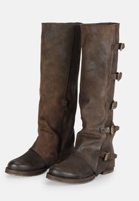 Hnědé kožené vysoké boty po kolena s texturovaným povrchem, obsahující boční zip a čtyři dekorativní pásky s kovovými sponami.