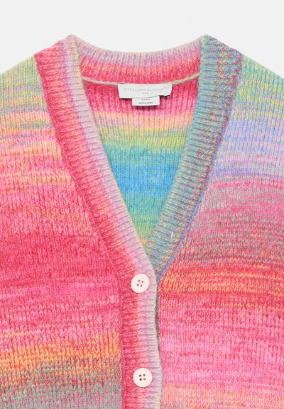 Cardigan lavorato a maglia con gradiente multicolore in rosa, blu e giallo, scollo a V, bordi a coste e due bottoni bianchi.