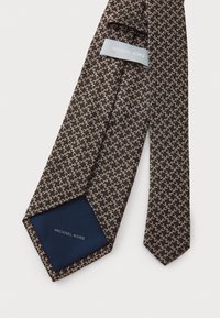 Braun gemusterte Krawatte mit kleinen hellbeigen Motiven, aus Stoff gefertigt. Verfügt über einen dunkelblauen Innenfutter mit dem Etikett "MICHAEL KORS" auf der Unterseite.