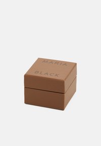 Caja de cartón marrón con una textura suave, que presenta el texto en relieve "MARIA BLACK" en la tapa. Forma cuadrada, diseño minimalista.