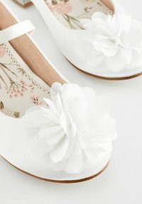Next CORSAGE FLOWER BRIDESMAID - Riemchenballerina - white satin stain resistant