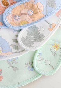Farverige genanvendelige puder med blomster mønstre på blødt stof. Lyseblå, hvid og mintgrønne kanter med trykknapper.