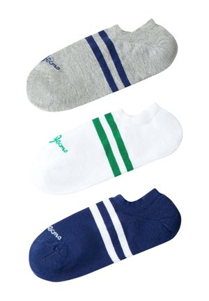 Tre calzini bassi in grigio, bianco e blu navy; ciascuno con due strisce orizzontali vicino al polsino in colori contrastanti.