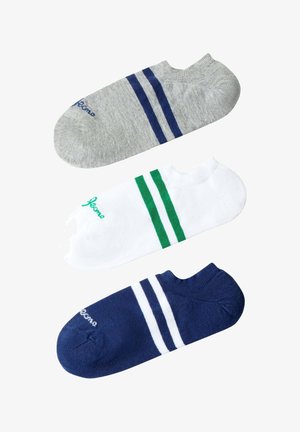 Tres calcetines de corte bajo en gris, blanco y azul marino; cada uno con dos rayas horizontales cerca del puño en colores contrastantes.