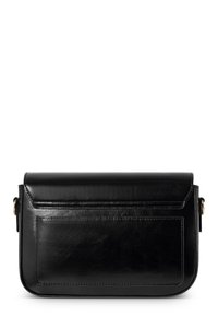 Bolso de cuero negro tipo cruzado con una textura suave, forma rectangular, tapa plegable, bolsillo frontal y acentos de hardware en tono dorado.
