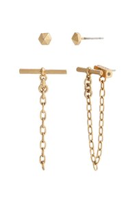 Boucles d'oreilles dorées présentant un design de clou géométrique et une chaîne reliée avec un accent en T-bar. Texture métallique lisse, design minimaliste.