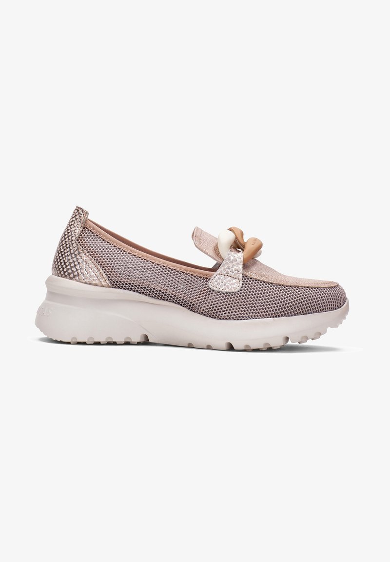 Slip-on sko med en texturerad metallisk roséguld nätövre, beige accenter och en ljus gummisula, med en dekorativ knut ovanpå.