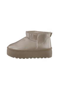 Tan enkellaars gemaakt van glad synthetisch materiaal, met een ronde neus, zachte binnenvoering, en een gestructureerde rubberen zool met minimale stikseldetails.