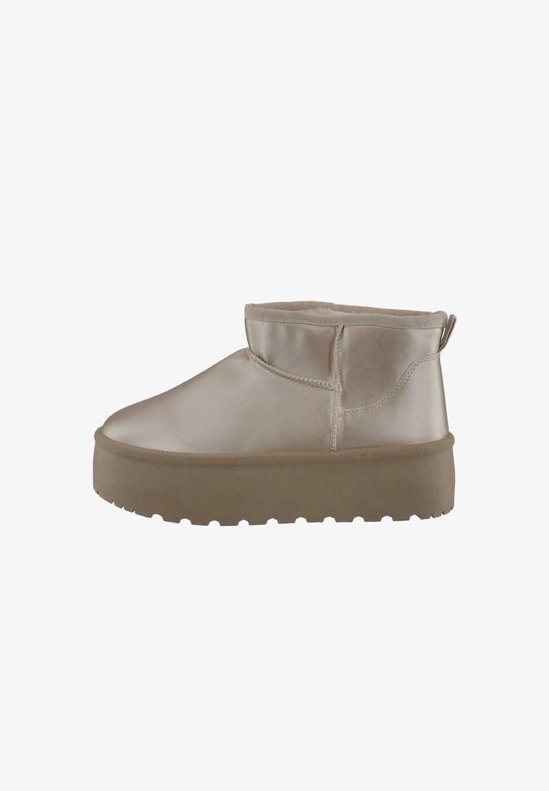 Tan enkellaars gemaakt van glad synthetisch materiaal, met een ronde neus, zachte binnenvoering, en een gestructureerde rubberen zool met minimale stikseldetails.