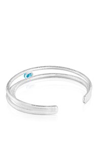 Bracciale in argento a manica con due bande parallele. Presenta una finitura testurizzata e un piccolo accento di pietra blu. Design aperto per una vestibilità regolabile.