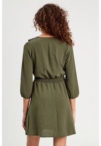 Cache Cache MIT VOLANTS - Robe de jour - vert kaki