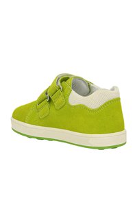 Sneaker verde in suede con dettagli in rete bianca, cinturini in Velcro, un tacco leggermente rialzato e una suola in gomma con grip testurizzato.