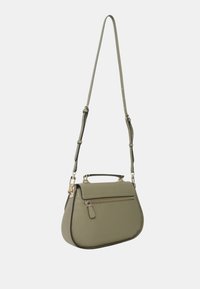 Borsa a tracolla verde oliva con un design strutturato, caratterizzata da un manico superiore, una lunga tracolla regolabile e una tasca con zip dorata sulla parte anteriore.