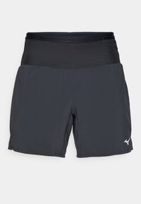 Schwarze Sportshorts aus leichtem Material, mit einem breiten Bund, lockerer Passform und einem kleinen weißen Markenlogo auf der unteren rechten Seite.