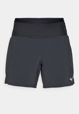 Svart treningshorts laget av lett materiale, med bred midjebånd, løs passform, og en liten hvit merkevarelogo på nederste høyre side.