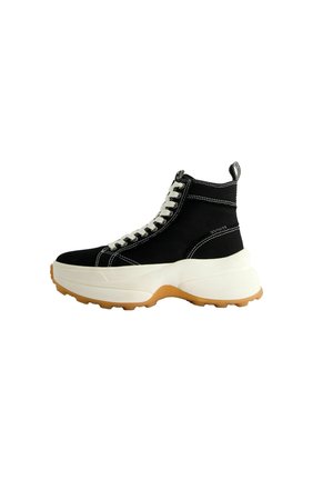 Czarny wysokiego kroju sneaker z grubą białą podeszwą, białymi sznurówkami, białym przeszyciem i brązową profilowaną podeszwą zewnętrzną.