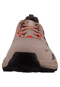 Beżowe buty sportowe z teksturowaną cholewką, kontrastującymi szarymi akcentami i żywymi pomarańczowymi sznurowadłami. Wyposażone w czarną gumową podeszwę dla lepszej przyczepności.