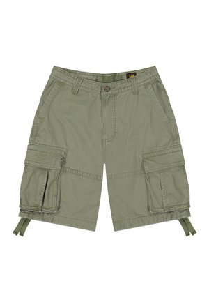 Shorts cargo verts olive pour hommes avec bouton à l'avant, passants de ceinture, poches latérales et grandes poches à rabat sur chaque jambe.