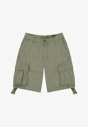 Shorts cargo verts olive pour hommes avec bouton à l'avant, passants de ceinture, poches latérales et grandes poches à rabat sur chaque jambe.