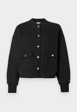 Schwarze Sweatshirtjacke mit rundem Ausschnitt, goldenen Druckknöpfen, zwei Fronttaschen und gerippten Bündchen. Glatte Stoffstruktur mit besticktem Logo.