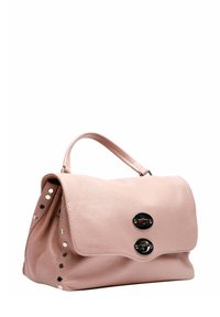 Borsa a tracolla in pelle color blush con chiusura a patta, dettagli in argento e accenti circolari sul lato. Texture morbida e design strutturato.