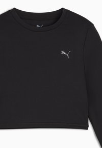 Crna skraćena majica dugih rukava od glatkog materijala, s malim sivim Puma logotipom na lijevoj strani grudi i okruglim izrezom.