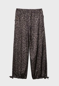 Pantalon ample avec motif léopard marron foncé et noir, taille élastique et ourlets noués, présenté sur un fond gris clair.