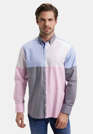 Chemise à manches longues avec des segments horizontaux en bleu, blanc, rose et gris. Mélange de coton, avec un design de col classique.