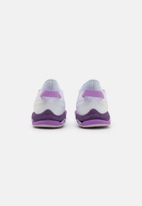 Mizuno WAVE MIRAGE 5 - Boty na házenou - white/patrician purple/quince