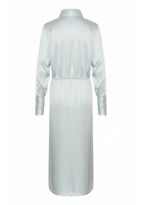 Rochie de satin bleu deschis, cu mâneci lungi, decolteu cu guler, talie strânsă și fustă lungă, textură netedă și detalii minime.
