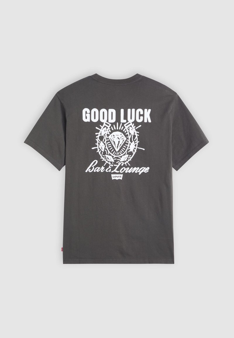 Graues Baumwoll-T-Shirt mit einem weißen Druckdesign auf der Rückseite, das den Text "VIEL GLÜCK" und "Bar & Lounge" sowie dekorative Elemente zeigt.