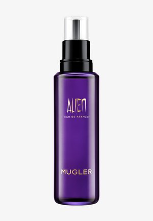 Flacon spray cylindrique violet marqué Alien Eau de Parfum par Mugler avec une pompe noire et un capuchon transparent sur fond blanc.