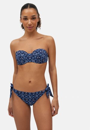 Conjunto de bikini que incluye un top bandeau de estampado en azul marino con diseño fruncido y braguitas a juego con detalles de lazo a los lados.