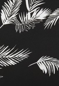 Černá látka se vzorem bílých palmých listů. Design obsahuje podrobné, prodloužené tvary listů s jemně nakreslenou texturou.