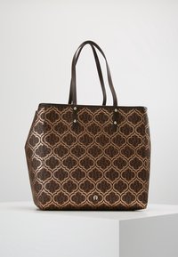 Brązowa torba typu tote wykonana z fakturowanego materiału syntetycznego, z geometrycznym wzorem w ciemniejszych odcieniach, wyposażona w dwa solidne uchwyty i metalowe akcenty.
