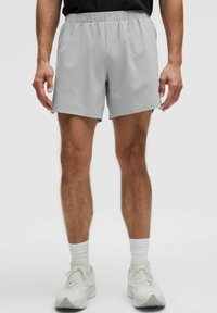 Pantalones cortos grises hechos de material ligero con una cinturilla elástica, que presentan un corte relajado y sin patrones ni acentos visibles.