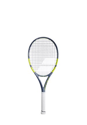 Tennisracket med mørkegrå ramme, gule accenter, sorte strenge og hvidt greb isoleret på hvid baggrund.