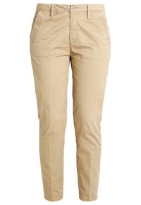 Pantalon casual beige sur mesure avec poches avant, passants de ceinture et fermeture à bouton, présenté sur fond blanc.