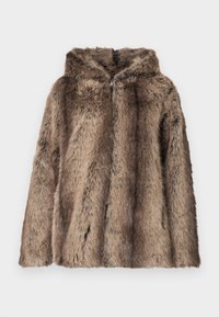 Pruunides toonides kunstkarusnahast mantel, millel on kapuuts, pehme tekstuur ja lõdvestunud lõige. Kangal on erineva pikkusega karvad, mis lisavad detaili.