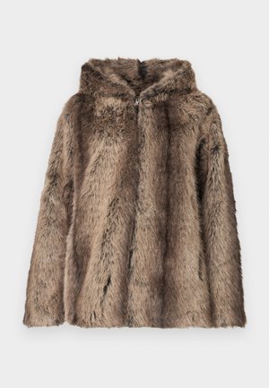 Manteau en fausse fourrure aux tons marron, avec une capuche, une texture douce et une coupe décontractée. Le tissu présente des longueurs de poils variées pour plus de détails.