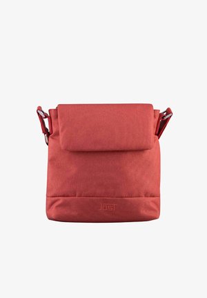 Sac bandoulière en tissu rouge avec rabat pliant et sangle réglable. Présente une texture lisse et un logo embossé à l'avant.