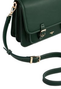 Borsa a tracolla verde in pelle con hardware color oro, chiusura a pattina e cuciture a contrasto. Include una tracolla regolabile.