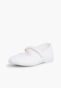 Chaussure plate Mary Jane blanche avec une seule bride en Velcro et un bout arrondi, présentée sur un fond blanc uni.