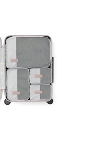 Reisetasche-Set mit pinkem Äußeren, grauen Packwürfeln, Netzpaneelen und einem Reißverschluss. Beinhaltet mehrere Größen zur Organisation.