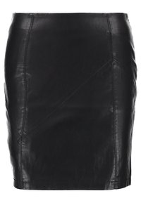 Svart läderminikjol med en åtsittande silhuett. Har diagonala sömmar och en slät, glänsande yta. Inga synliga knäppningar.