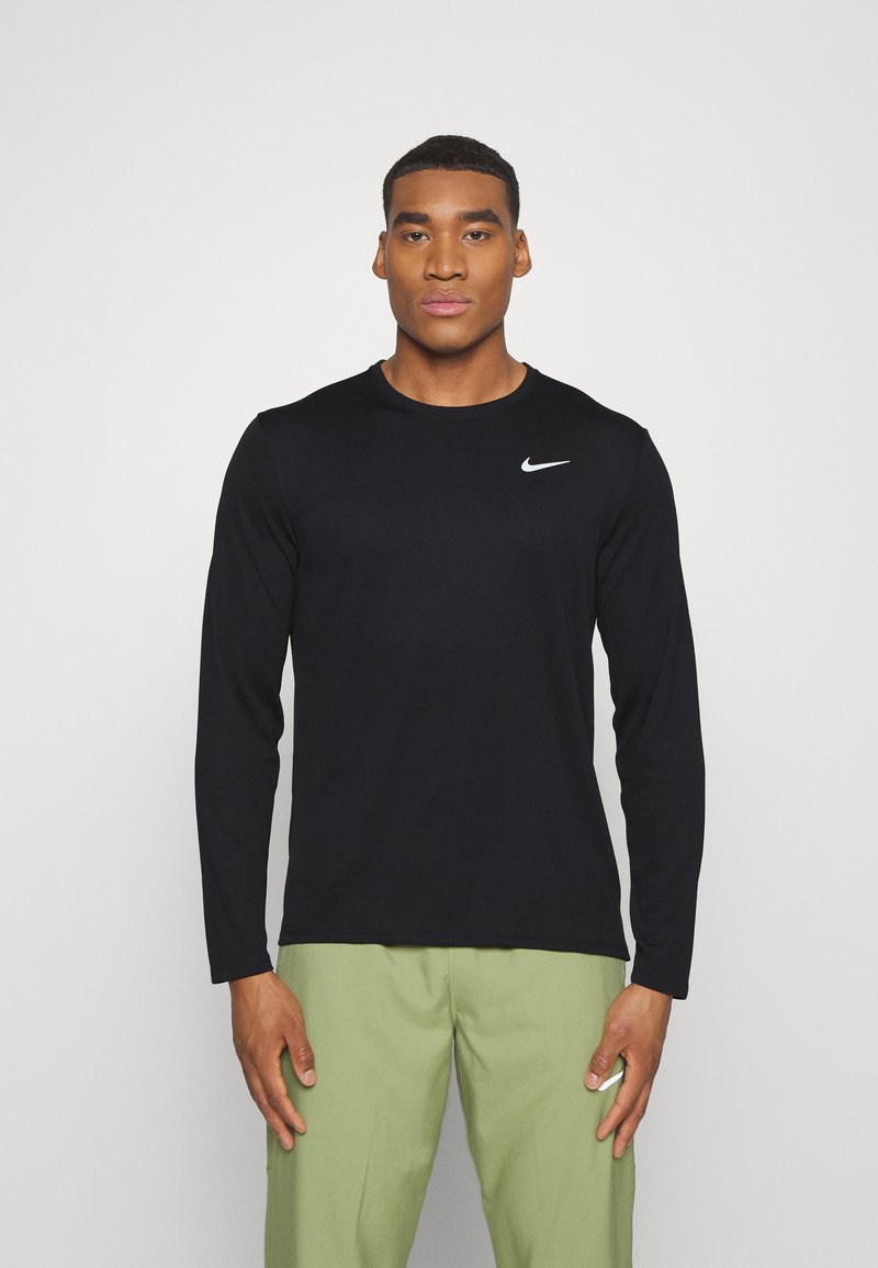 Czarna longsleeve t-shirt z gładkiego materiału, z małym białym logo Nike na lewej piersi i okrągłym dekoltem.