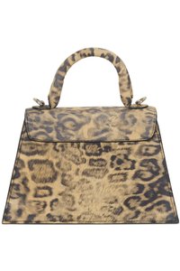 Lærveske med leopardmønster, med strukturert design, buet håndtak og metallakenter. Farge: tan med mørkebrune flekker.