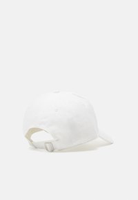 Weißer Baumwoll-Baseballcap mit gebogenem Schirm, verstellbarem Riemen hinten und sechs Belüftungsöffnungen. Einfaches und klares Design.