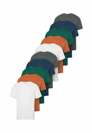 Stivă de zece tricouri cu guler rotund pliabile în culorile alb, portocaliu, verde, albastru și gri, aranjate în ordine alternantă.