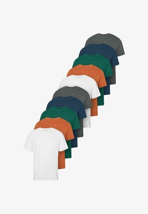 Desmities salocītu apaļas apkakles T-kreklu kaudzīte baltā, oranžā, zaļā, zilā un pelēkā krāsā sakārtota mainīgā secībā.